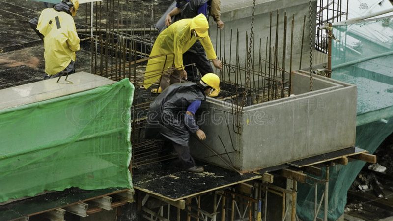 为应对汇率风险，施工企业可采取以下对冲策略：